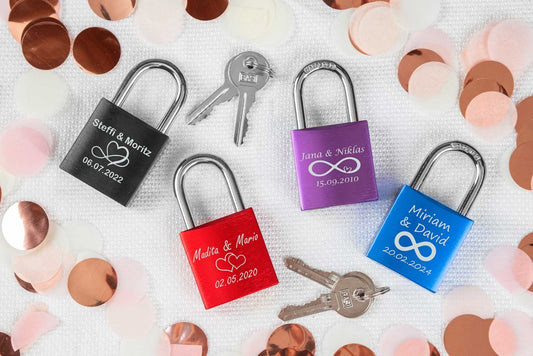 Liebesschloss mit Gravur personalisiert in vier Farben
