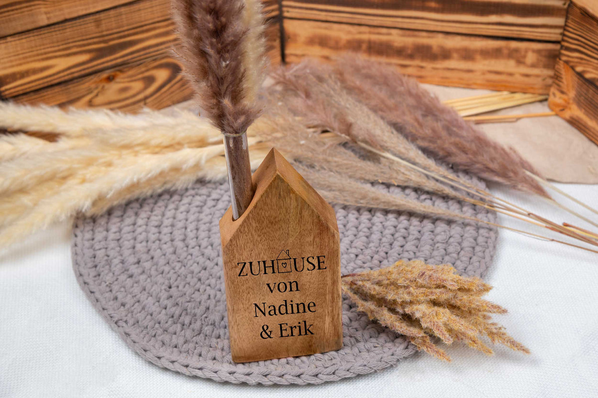 Hochzeitsgeschenk Haus mit Deiner Wunschgravur als Vase personalisiert - Einzugsgeschenk