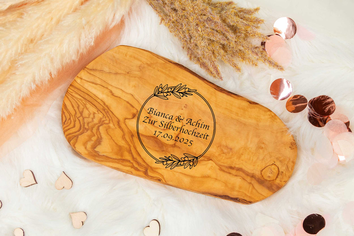Olivenholz Frühstücksbrett mit Wunschgravur - Hochzeitsgeschenk personalisiert
