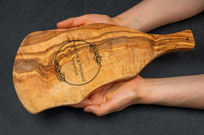 Olivenholz Brett mit Wunschgravur und Griff - Hochzeitsgeschenk