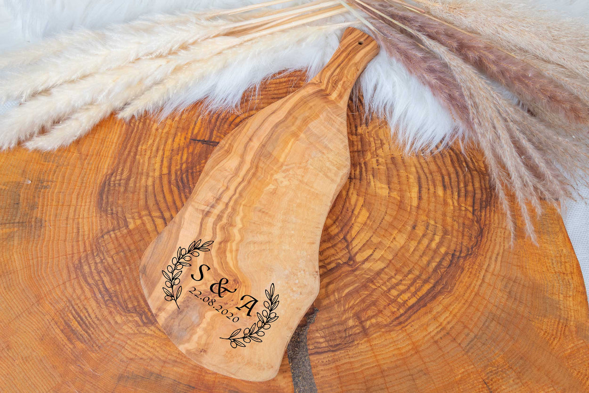 Olivenholz Brett mit Wunschgravur und Griff - Hochzeitsgeschenk