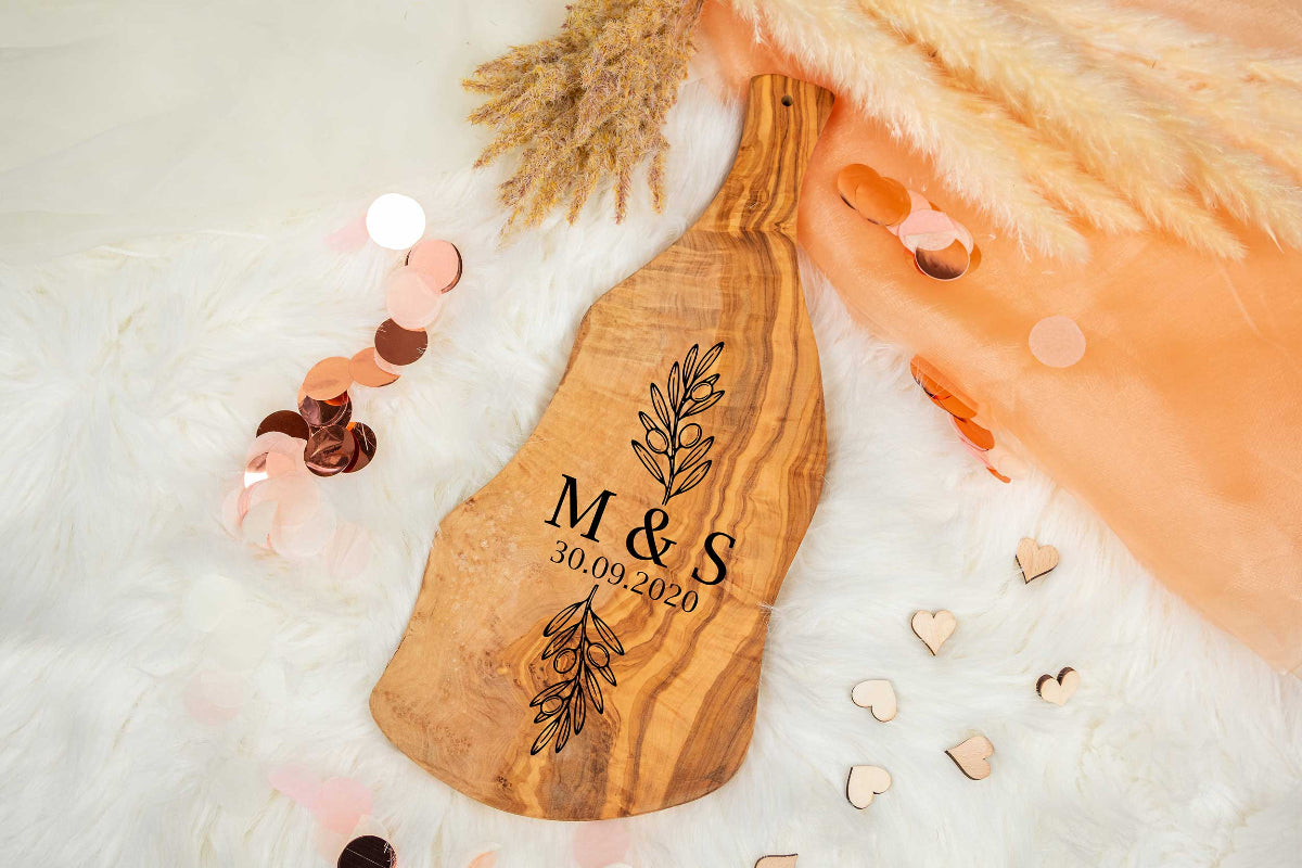 Olivenholz Brett mit Wunschgravur und Griff - Hochzeitsgeschenk