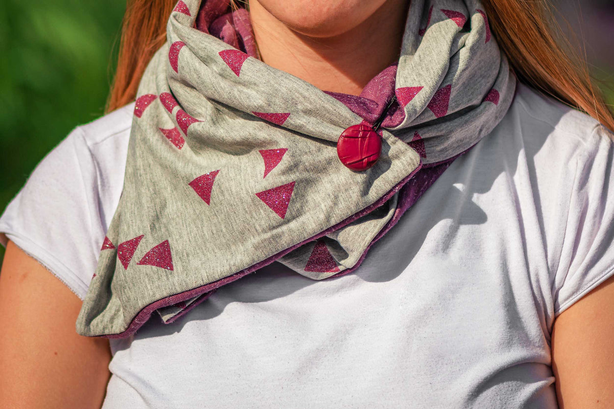 Schal in hellgrau mit rosafarbenen Dreiecken - Wickelschal handgemacht, selbstgenäht