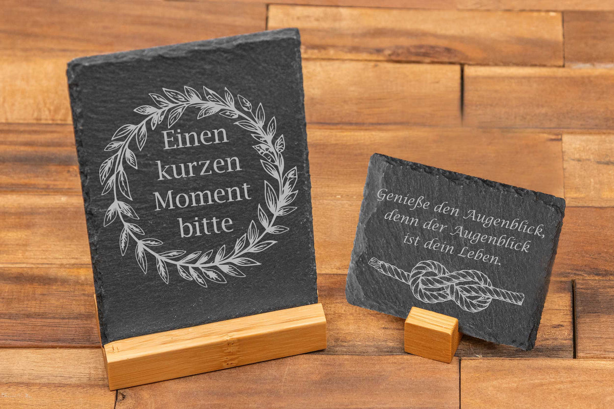 Personalisiertes Schieferschild mit Wunschgravur und Bambussockel