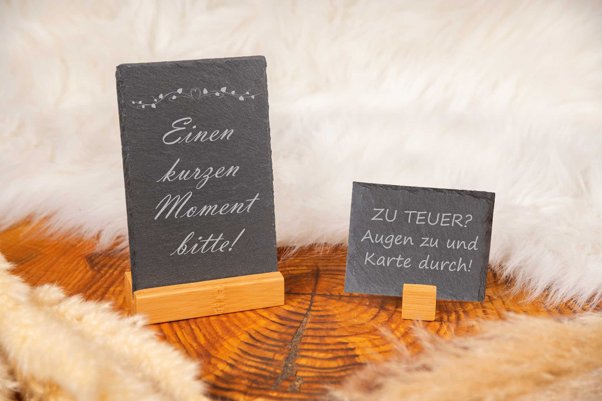 Personalisiertes Schieferschild mit Wunschgravur und Bambussockel