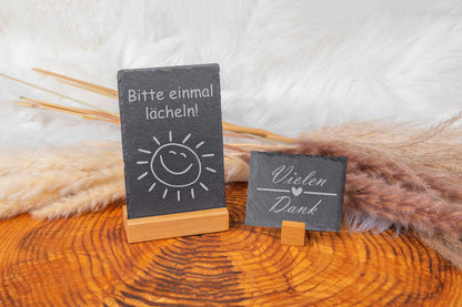 Personalisiertes Schieferschild mit Wunschgravur und Bambussockel