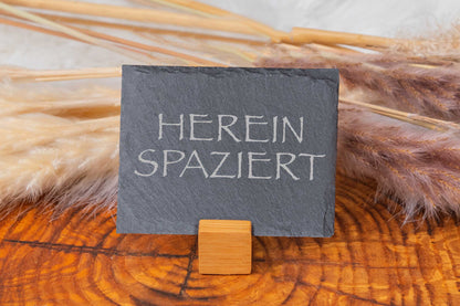 Personalisiertes Schieferschild mit Wunschgravur und Bambussockel
