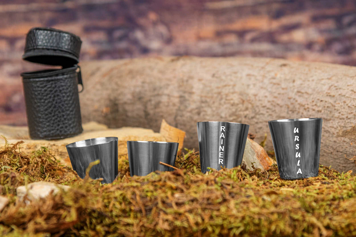 Personalisierte Schnapsbecher mit Gravur und Kunstlederetui im 4er Set – diekreativwelt