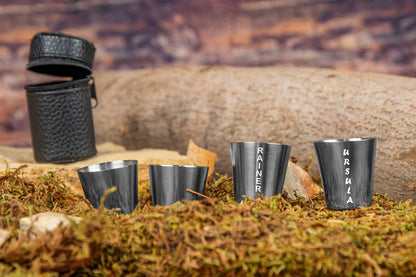 Personalisierte Schnapsbecher mit Gravur und Kunstlederetui im 4er Set