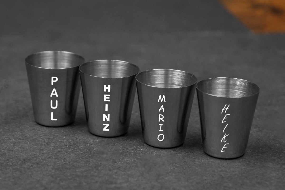 Personalisierte Schnapsbecher mit Gravur und Kunstlederetui im 4er Set
