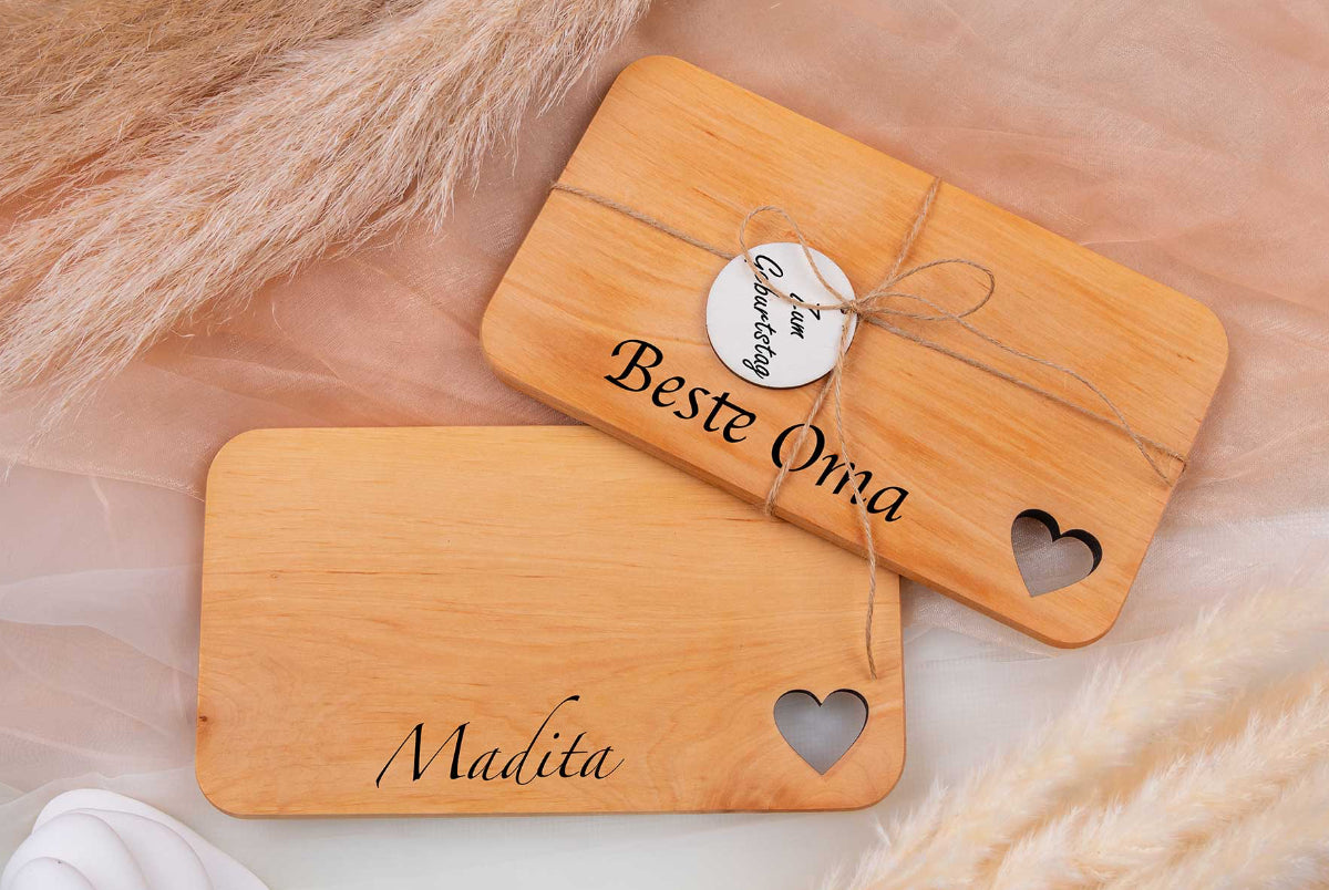Kleines Schneidebrett personalisiert mit Wunschgravur - Brotzeitbrett mit Herz