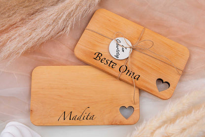 Kleines Schneidebrett personalisiert mit Wunschgravur - Brotzeitbrett mit Herz