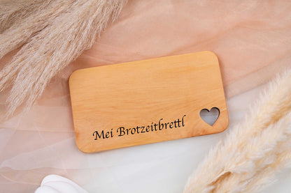 Kleines Schneidebrett personalisiert mit Wunschgravur - Brotzeitbrett mit Herz