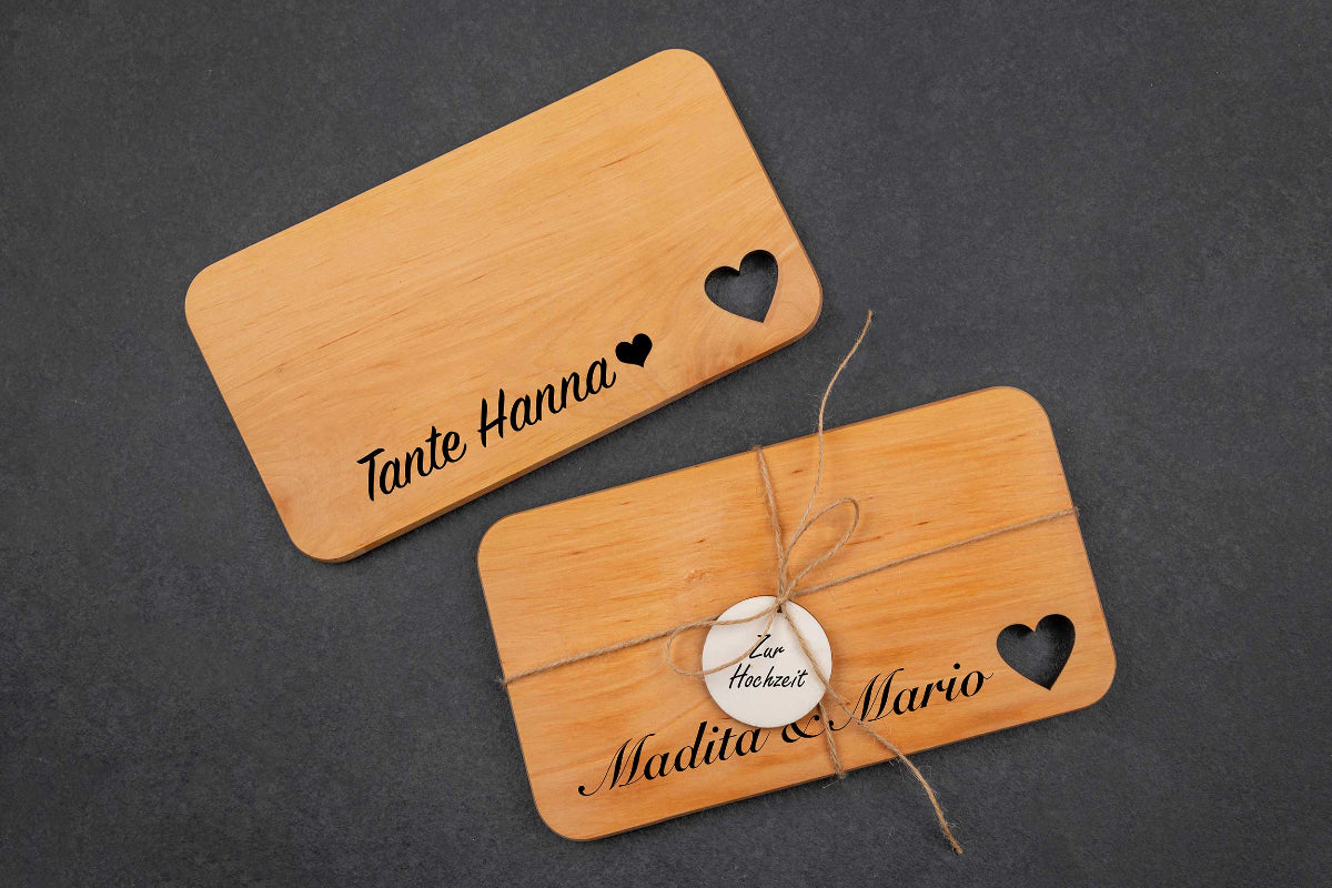 Kleines Schneidebrett personalisiert mit Wunschgravur - Brotzeitbrett mit Herz