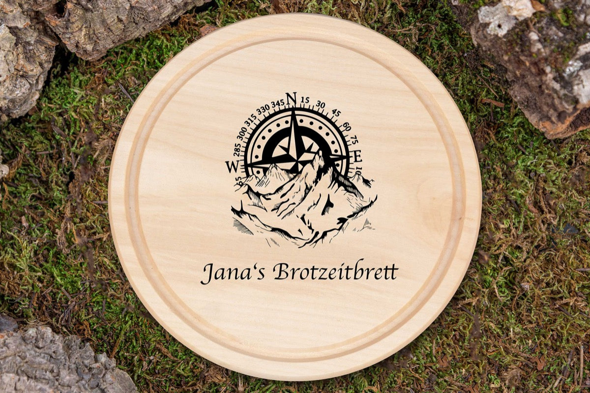 Personalisiertes Brotzeitbrett mit Namen und Bergmotiv und Kompass