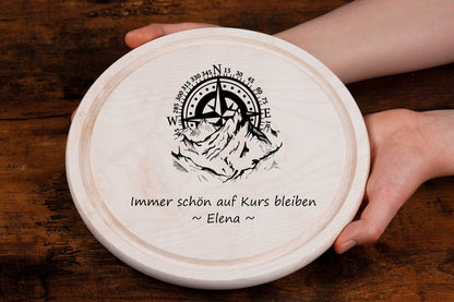Personalisiertes Brotzeitbrett mit Namen und Bergmotiv und Kompass