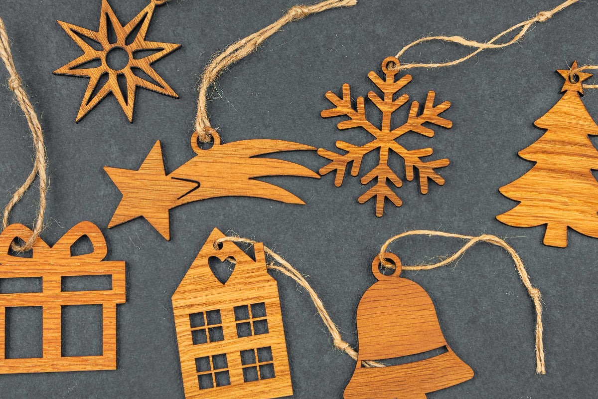 Weihnachtsanhänger im Set aus Eichenholz - Christbaumschmuck 7-teilig