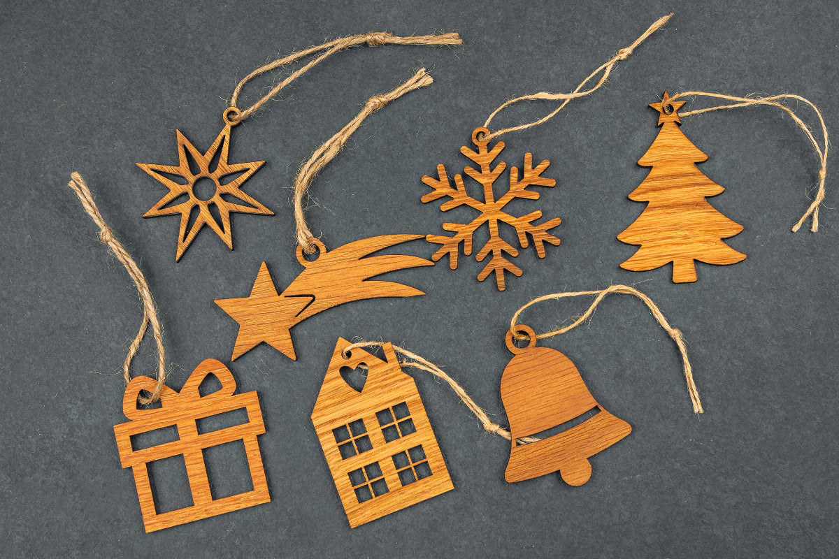 Weihnachtsanhänger im Set aus Eichenholz - Christbaumschmuck 7-teilig