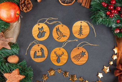 Weihnachtsanhänger im Set aus Eichenholz - Christbaumschmuck 6-teilig