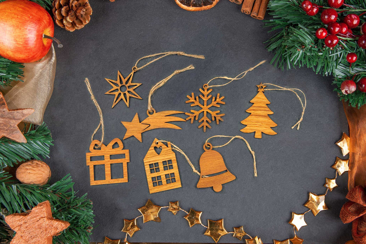 Weihnachtsanhänger im Set aus Eichenholz - Christbaumschmuck 7-teilig